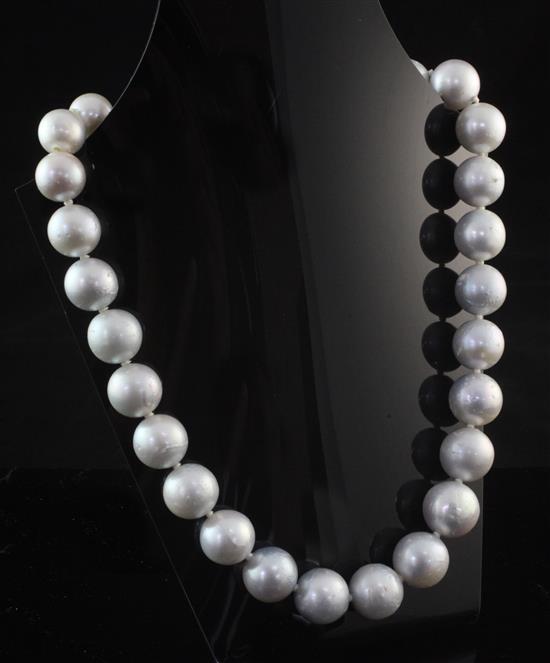 A single strand graduated silver grey cultured Tahitian pearl style necklace, 20in.